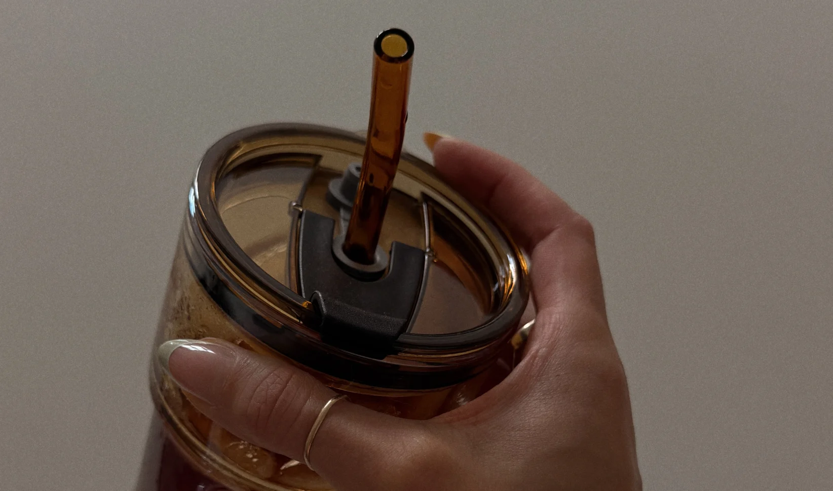 Nooit van gebroken glas drinken