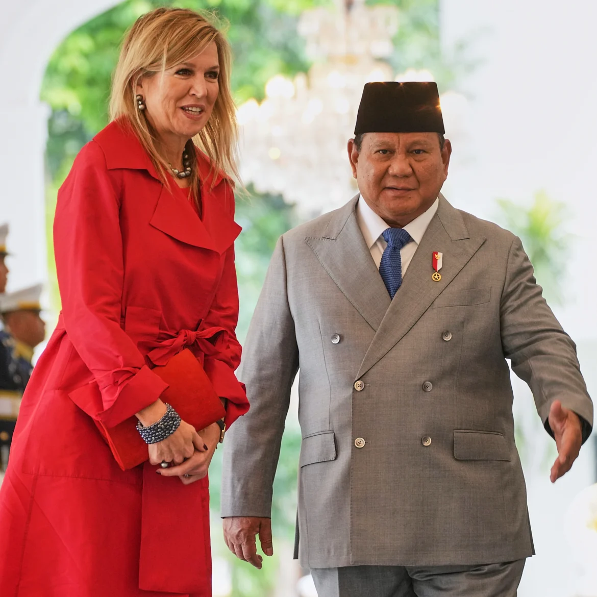 Máxima in rode trenchcoat