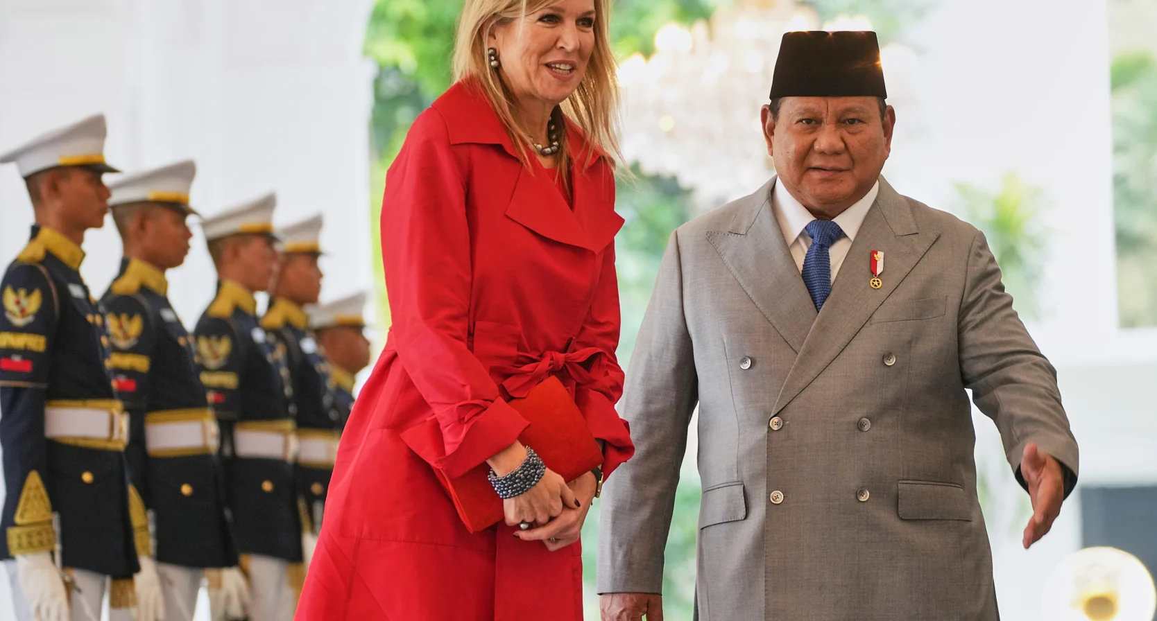 Máxima in rode trenchcoat