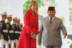 Thumbnail voor Koningin Máxima bewijst waarom investeren in een goede trenchcoat echt de moeite waard is