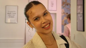 Thumbnail voor Rosalie (21) groeide op in streng christelijke kerk De Deur: 'Ongehoorzame kinderen mag je op elke manier straffen'