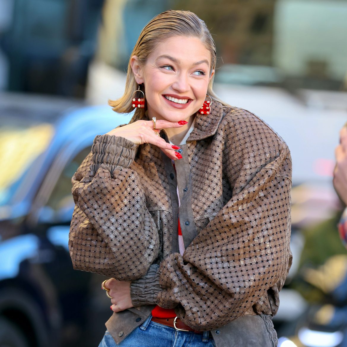 De make-upartist van de Hadid-zussen zweert bij dit product tegen een glimmend voorhoofd (van nog geen 6 euro)