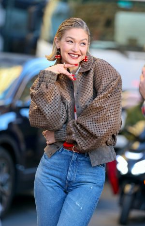 Thumbnail voor De make-upartist van de Hadid-zussen zweert bij dit product tegen een glimmend voorhoofd (van nog geen 6 euro)