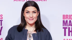Thumbnail voor Esmée van Kampen heeft moeilijke periode achter de rug: 'Ik koos voor mijzelf. Voor haar'