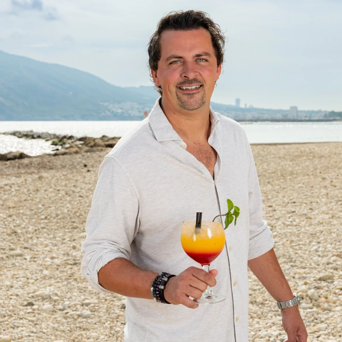 Mike wil het huis uit en moeder Monique helpt 'm zoeken naar een plek voor zichzelf