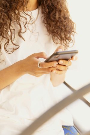 Thumbnail voor Madelief helpt haar vriendin met alles, andersom blijkt dat niet zo: 'Voor elke autorit stuurt zij me direct een Tikkie'