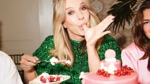 Thumbnail voor Linda de Mol vertelt hoe ze dit jaar de feestdagen viert: 'Op kerstavond ben ik toch altijd een soort hijgend hert'