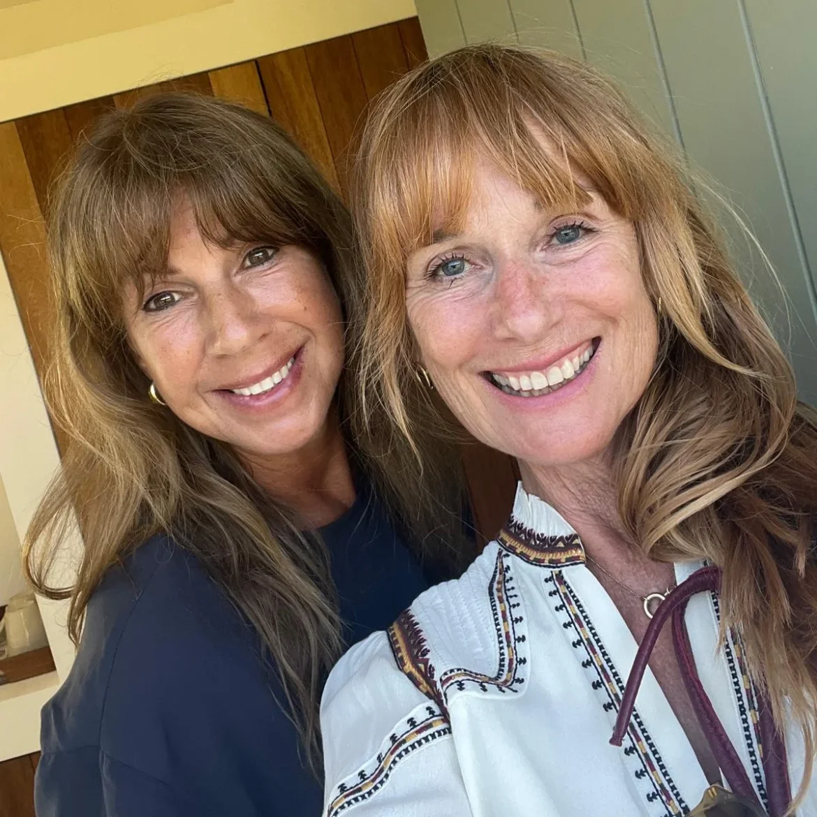 Isa Hoes en Patty Zomer samen aan tafel gaan diner