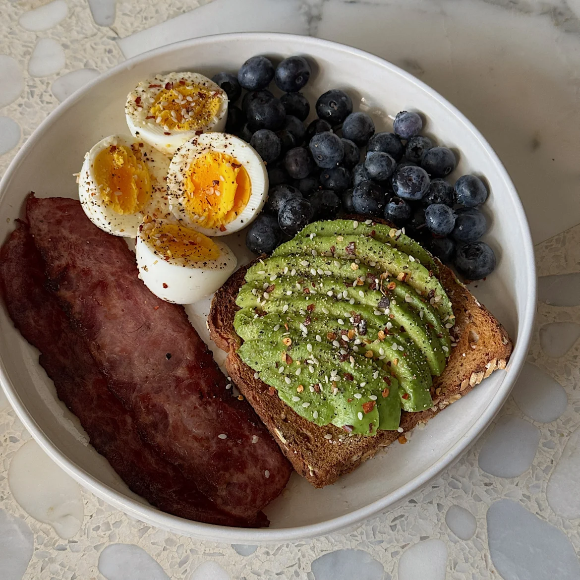 Broodje jam, avocado of kwark? Wat je wel en niet moet eten voor een voedzaam ontbijt