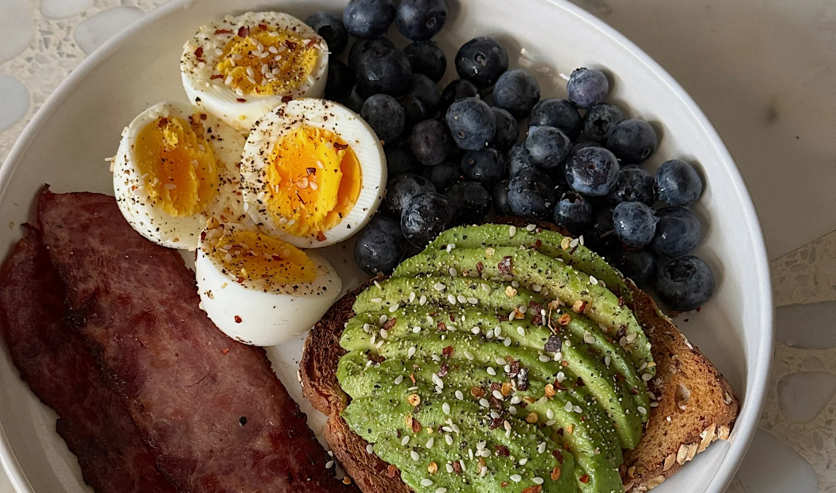 Broodje jam, avocado of kwark? Wat je wel en niet moet eten voor een voedzaam ontbijt