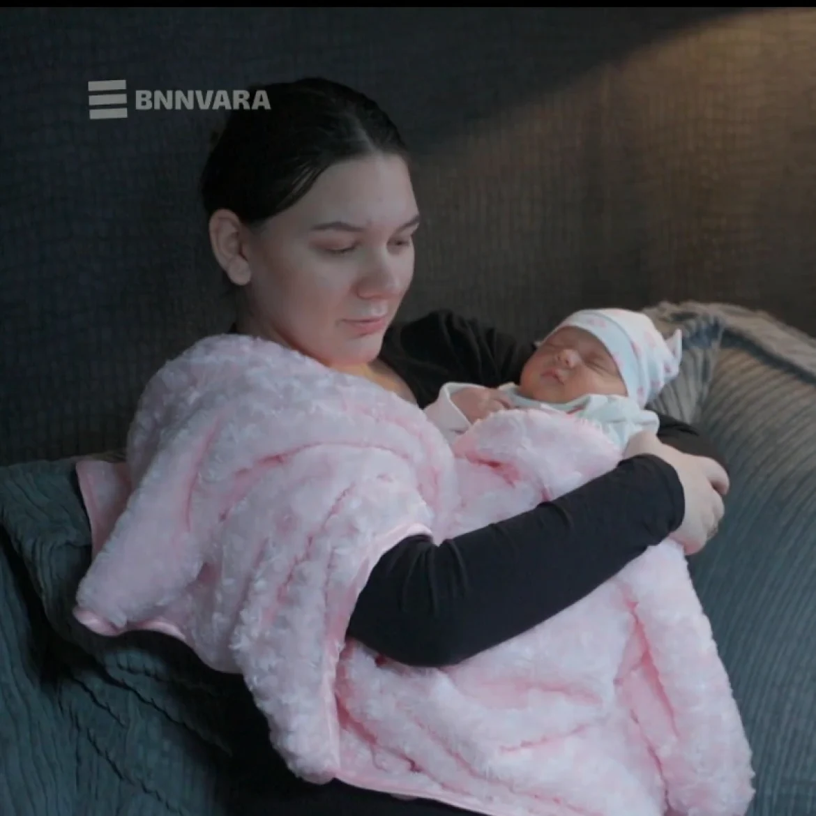 Daisy Aliesia vier handen op een buik