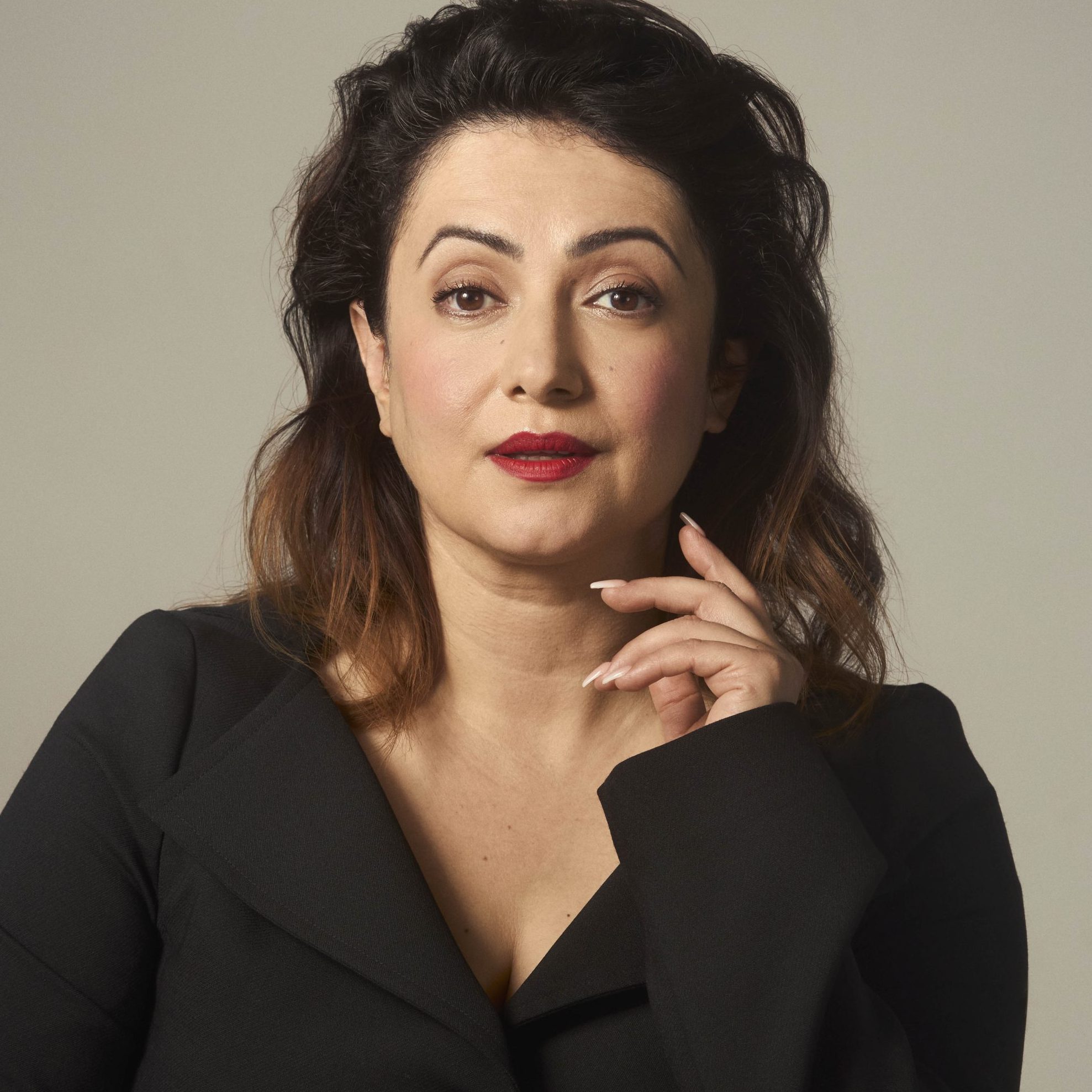 Actrice Nazanin Taheri: ‘Ik wil graag trots zijn op mijn moederbuik, maar het lukt me niet’