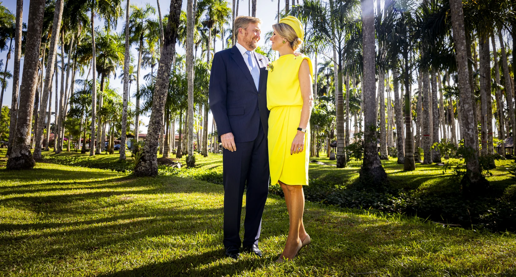 Máxima in knalgeel in Suriname