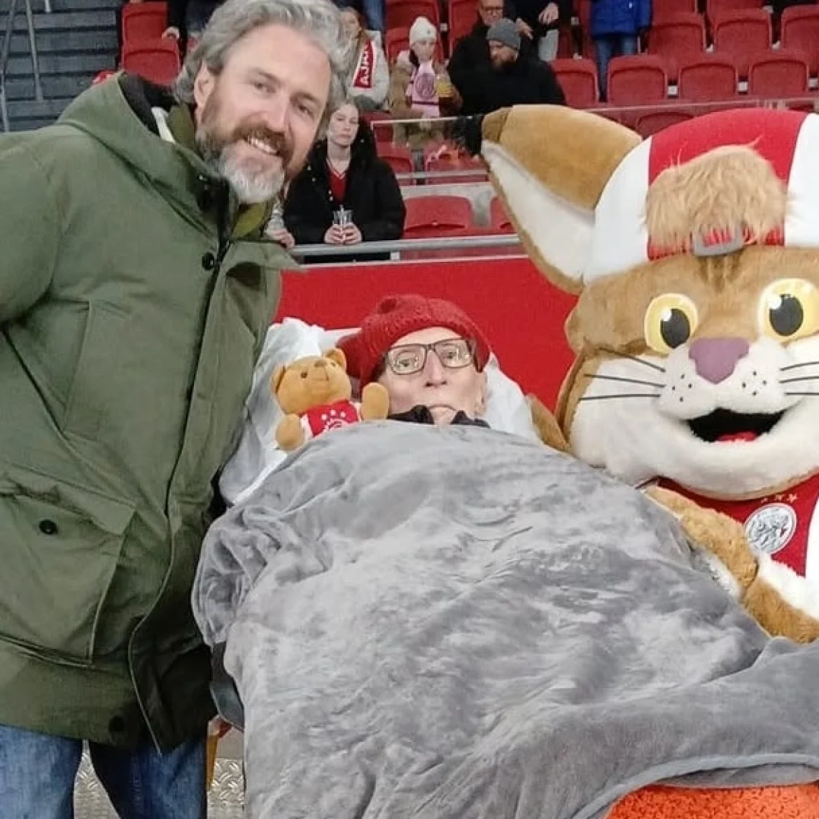 Laatste wens terminaal zieke Peter toch niet in vervulling: te ziek om bij Ajax-Groningen te zijn