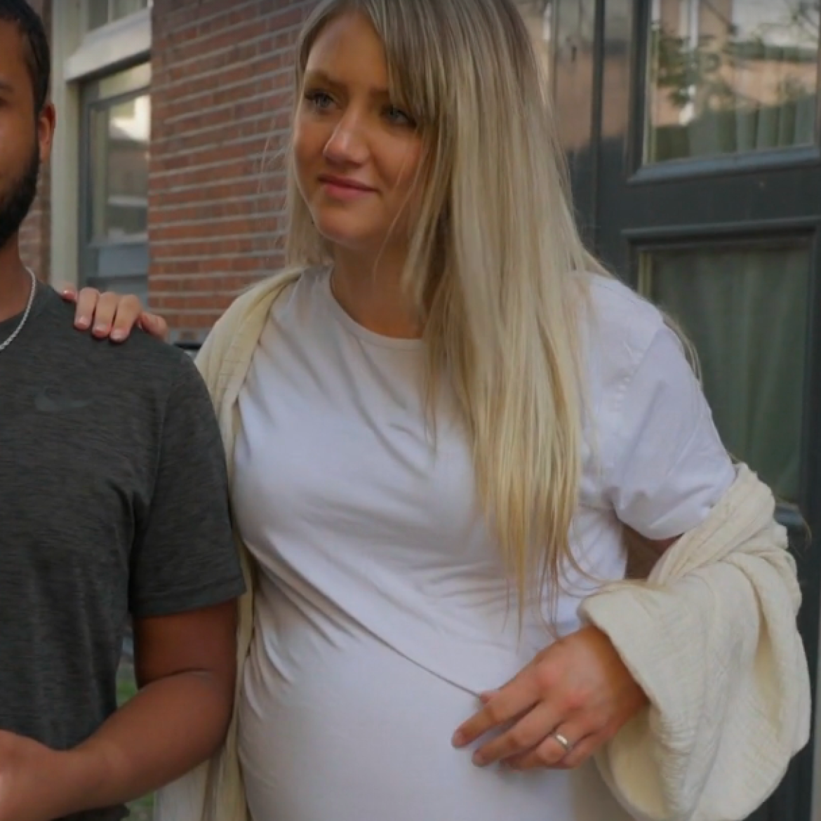 In de tweede aflevering van Vier Handen Op Eén Buik lijkt het geluk Nomi (19) en Twum (22) toe te lachen. Na een huwelijksaanzoek - met hulp van Nomi’s moeder - is het stel dolgelukkig, maar slechts enkele dagen later staan ze plotseling op straat.