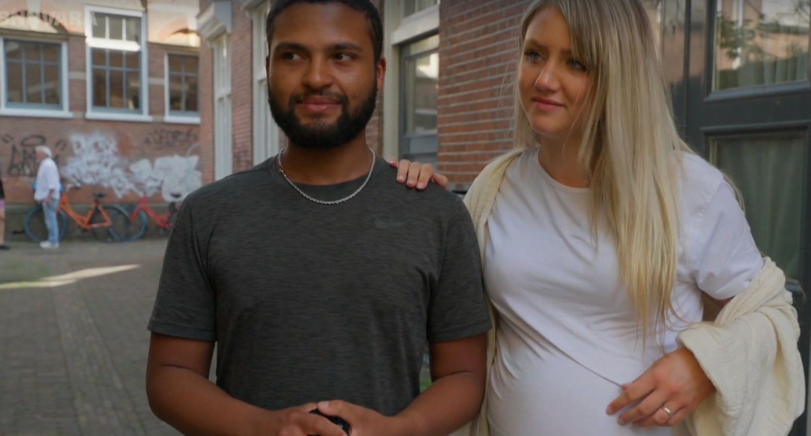 In de tweede aflevering van Vier Handen Op Eén Buik lijkt het geluk Nomi (19) en Twum (22) toe te lachen. Na een huwelijksaanzoek - met hulp van Nomi’s moeder - is het stel dolgelukkig, maar slechts enkele dagen later staan ze plotseling op straat.