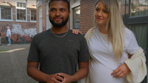 Thumbnail voor Moeder zet hoogzwangere Nomi (19) op straat in 'Vier Handen Op Eén Buik': 'Helemaal in paniek'