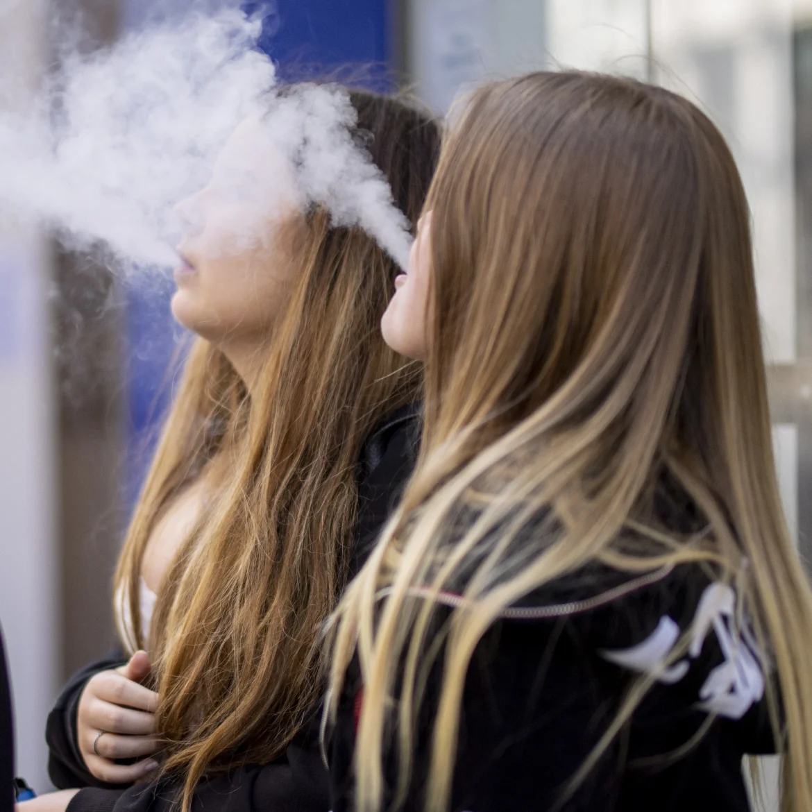 Nederlandse tieners zijn soms zo verslaafd aan vapen, dat ze 's nachts wakker worden om een paar hijsjes te nemen. Dat blijkt uit een nieuw onderzoek, uitgevoerd door Nederlandse artsen. 