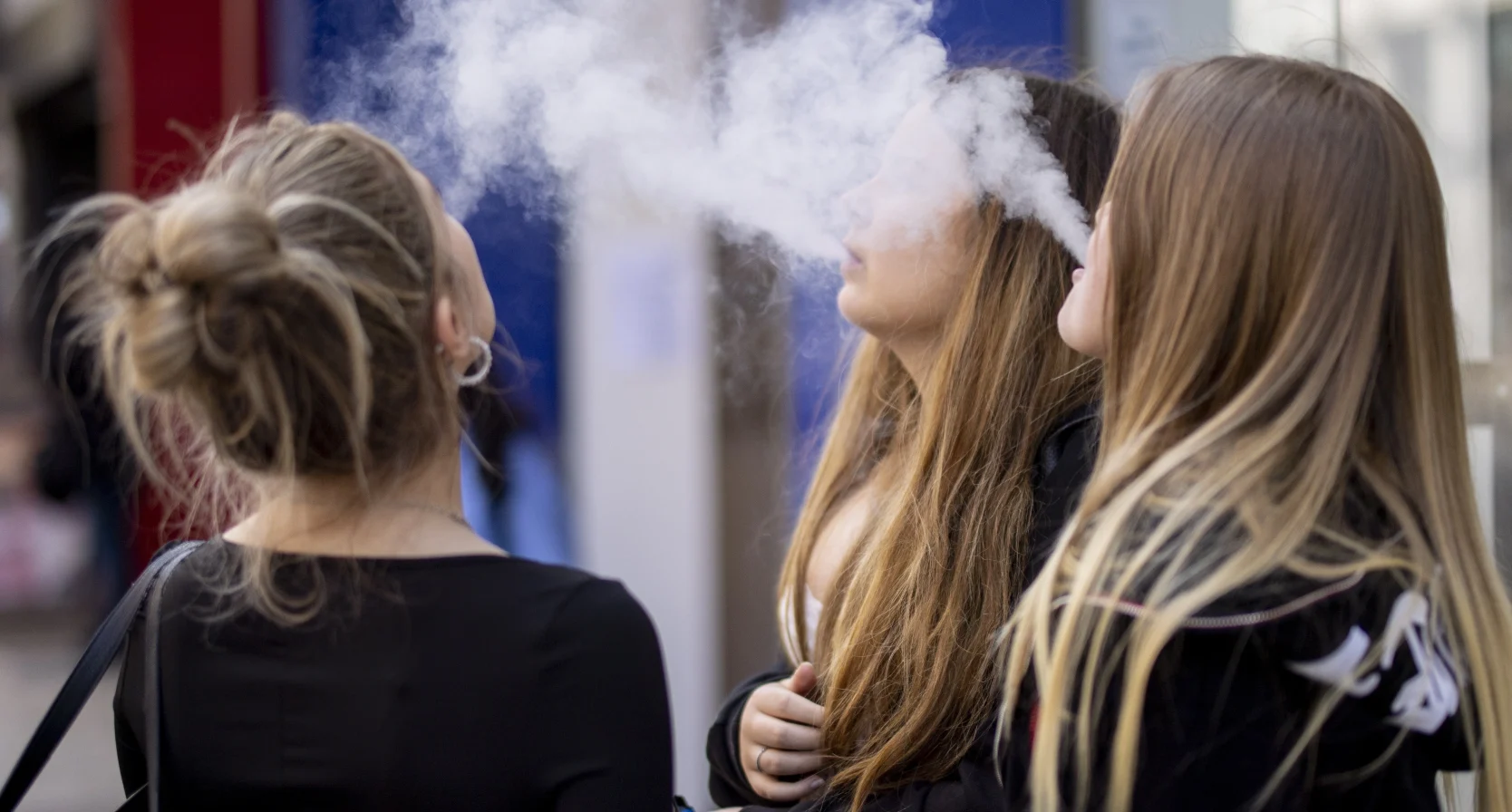 Nederlandse tieners zijn soms zo verslaafd aan vapen, dat ze 's nachts wakker worden om een paar hijsjes te nemen. Dat blijkt uit een nieuw onderzoek, uitgevoerd door Nederlandse artsen.