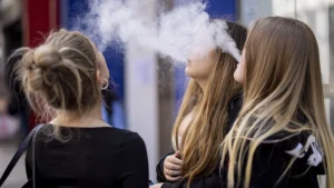 Nederlandse tieners zijn soms zo verslaafd aan vapen, dat ze 's nachts wakker worden om een paar hijsjes te nemen. Dat blijkt uit een nieuw onderzoek, uitgevoerd door Nederlandse artsen.
