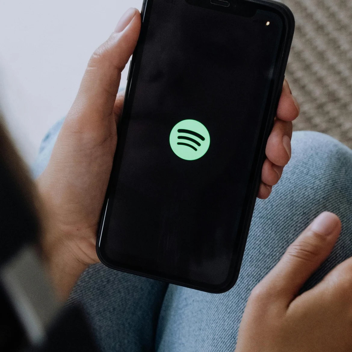 Het is weer december, en dat betekent niet alleen feestdagen, maar ook: Spotify Wrapped. Elk jaar rond begin december deelt Spotify de statistieken van jouw luistergedrag van het afgelopen jaar.