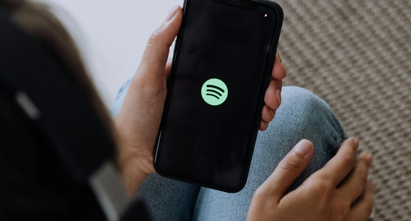 Het is weer december, en dat betekent niet alleen feestdagen, maar ook: Spotify Wrapped. Elk jaar rond begin december deelt Spotify de statistieken van jouw luistergedrag van het afgelopen jaar.