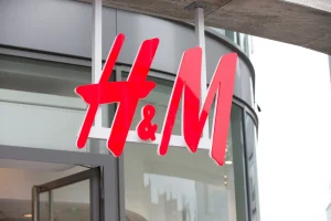 Thumbnail voor Voor in je agenda: H&M kondigt samenwerking aan met déze Britse ontwerper (en zie hier alvast een voorproefje)
