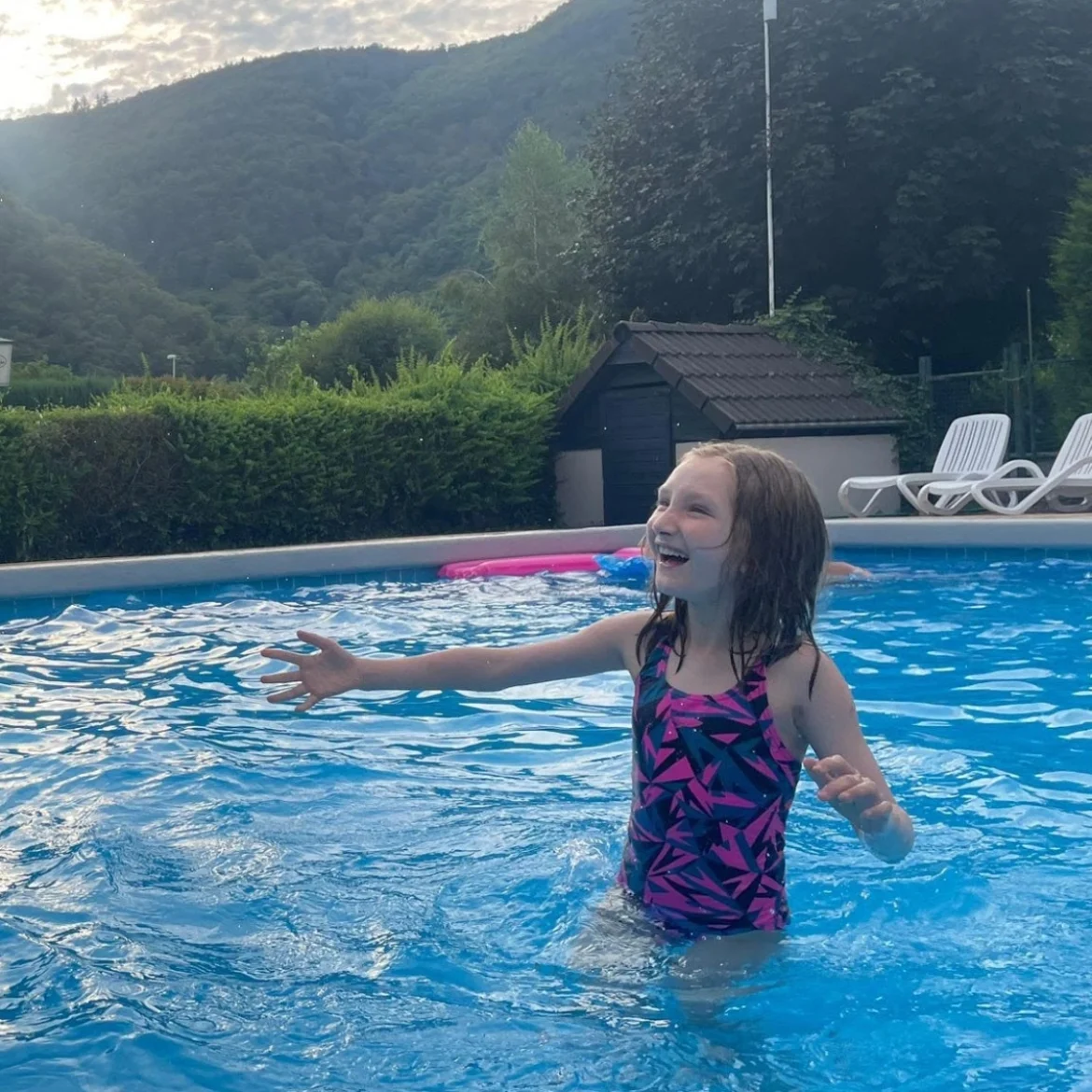 Ife (11) heeft het zeldzame kabuki-syndroom: 'Na de diagnose konden we alleen maar huilen'