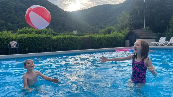 Ife (11) heeft het zeldzame kabuki-syndroom: 'Na de diagnose konden we alleen maar huilen'