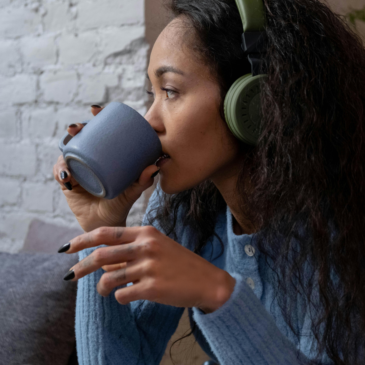 Hé, luister 's: vijf podcasts waar jij en je hele gezin van kunnen smullen in de kerstvakantie