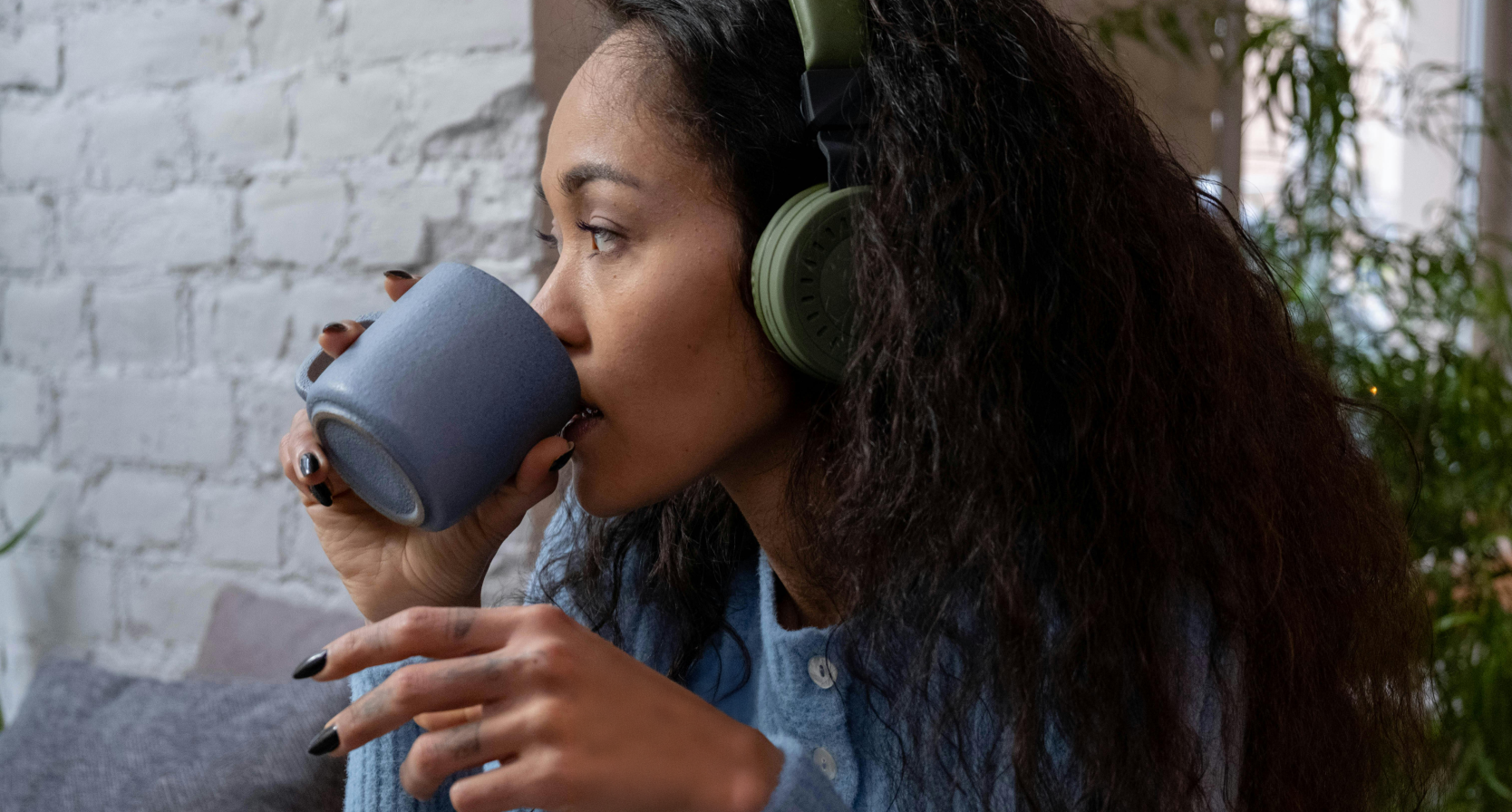 Hé, luister 's: vijf podcasts waar jij en je hele gezin van kunnen smullen in de kerstvakantie