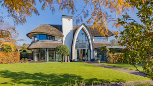 Thumbnail voor Van privébioscoop tot sauna: deze villa in Warmond heeft het allemaal