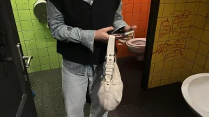Thumbnail voor Plassen op een publieke wc? Dít is blijkbaar niet het schoonste hokje