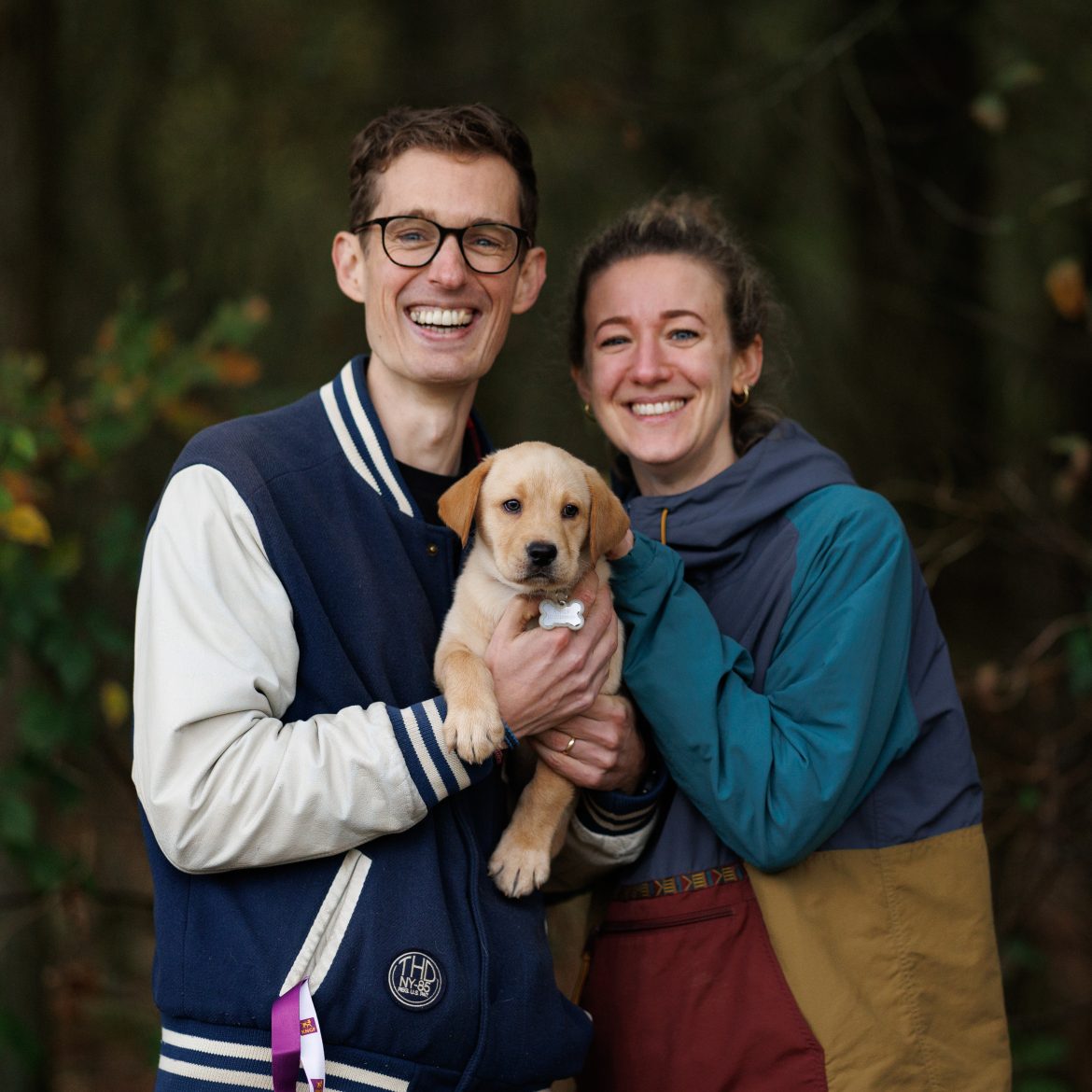 Kirsten en Ayolt zijn trotse puppypleegouders: 'Deze kleine frummel maakt straks iemands leven beter'