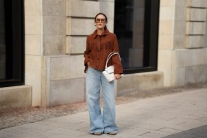 Thumbnail voor Deze onverwachte jeanstrend is alles wat de winter niet is – en tóch een hit