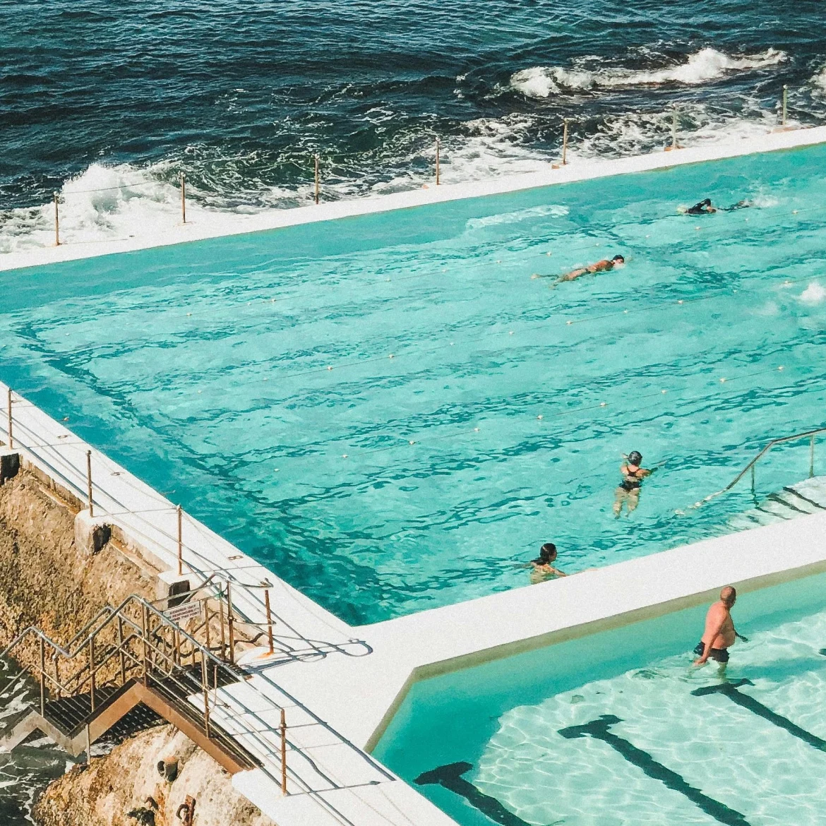 Scrollen in het zwembad? Deze beelden gaan viral.