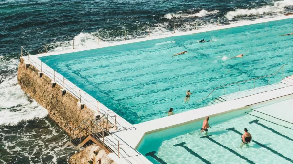 Scrollen in het zwembad? Deze beelden gaan viral.