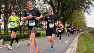 Thumbnail voor Chris (26) liep marathon op sokken om geld op te halen voor alzheimer: 'Herkende mijn moeder niet meer'