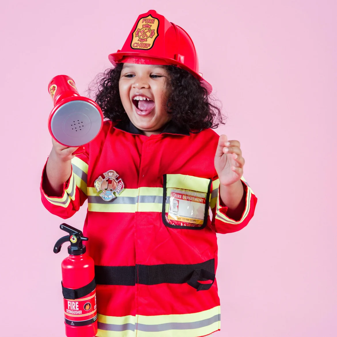 Kind in brandweerpak
