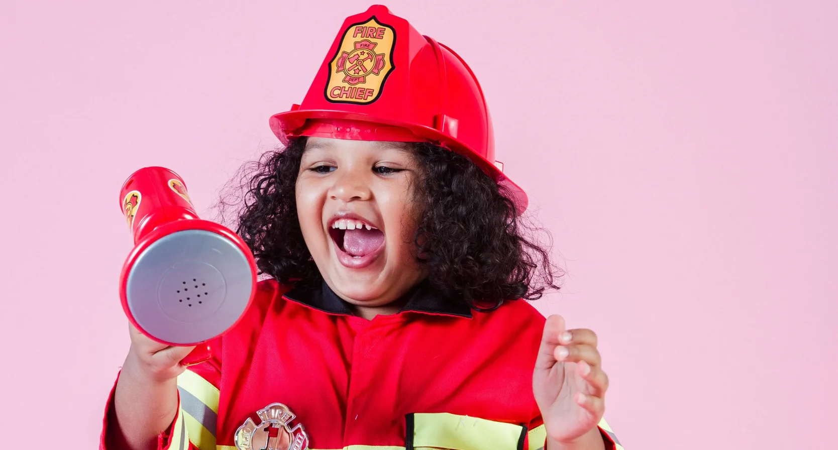 Kind in brandweerpak