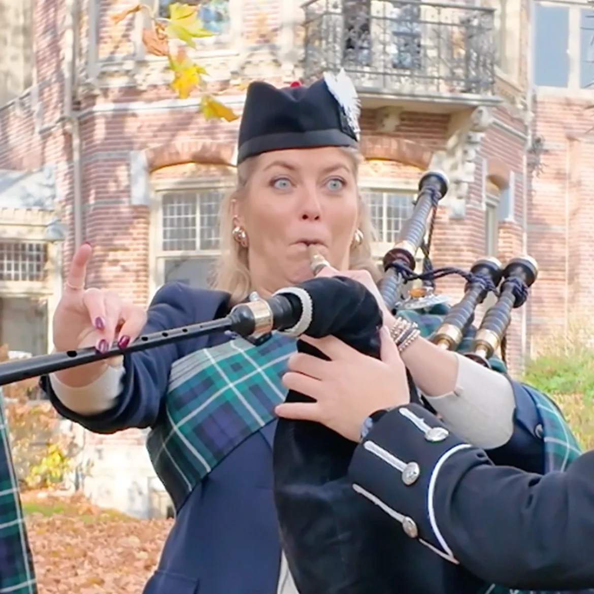 Pauline Wingelaar speelt doedelzak