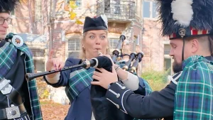 Pauline Wingelaar speelt doedelzak