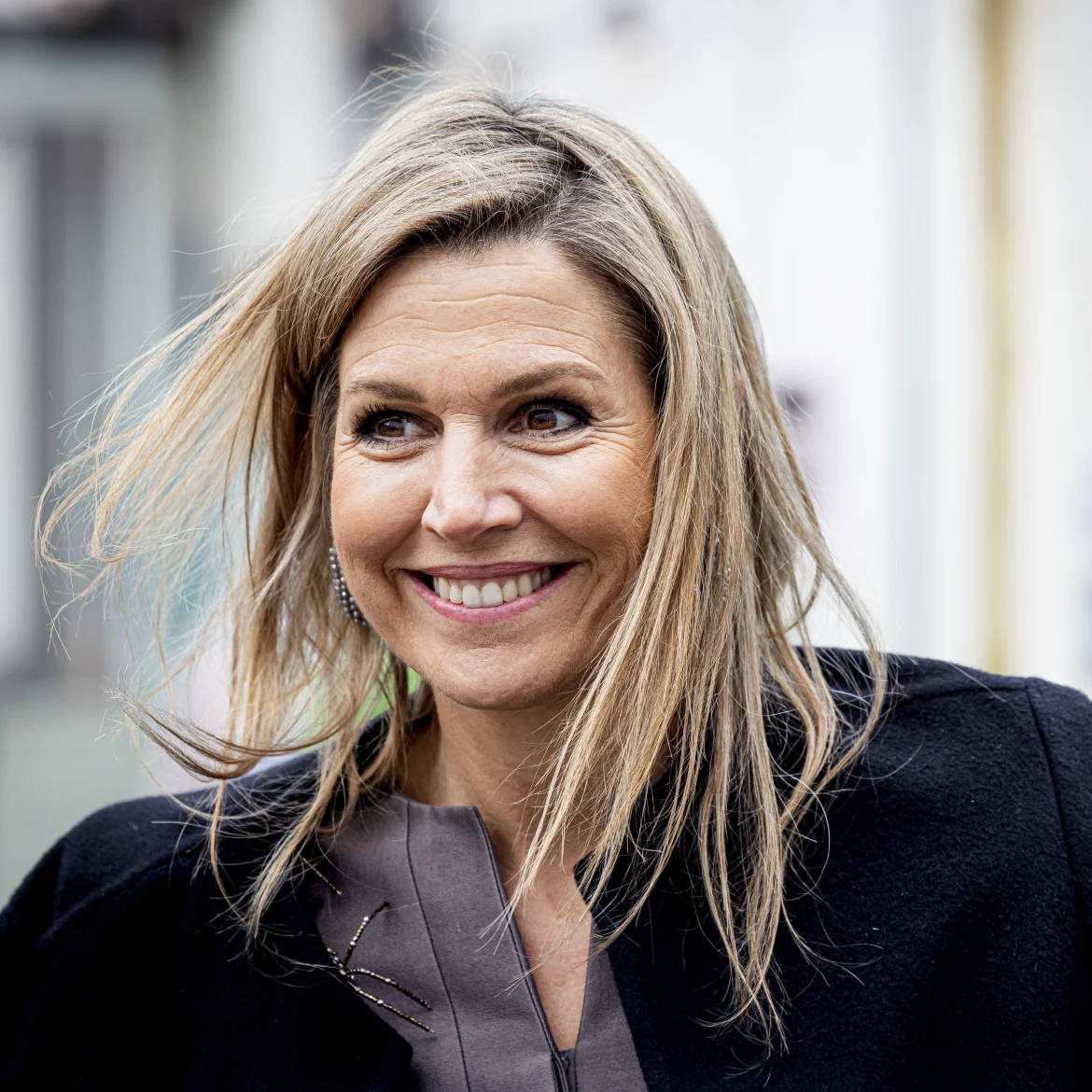 Koningin Máxima gespot in prachtige suède jas (en hier scoor je betaalbare alternatieven)