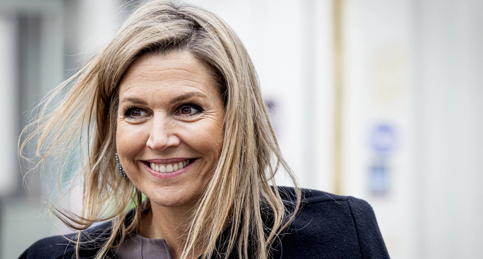 Koningin Máxima gespot in prachtige suède jas (en hier scoor je betaalbare alternatieven)