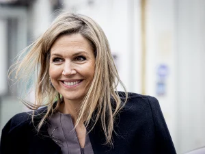 Thumbnail voor Koningin Máxima gespot in prachtige suède jas (en hier scoor je betaalbare alternatieven)