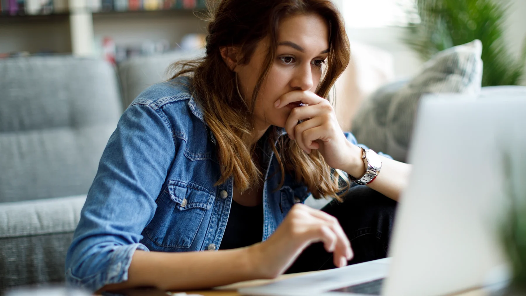 Bedrogen vrouw achter laptop
