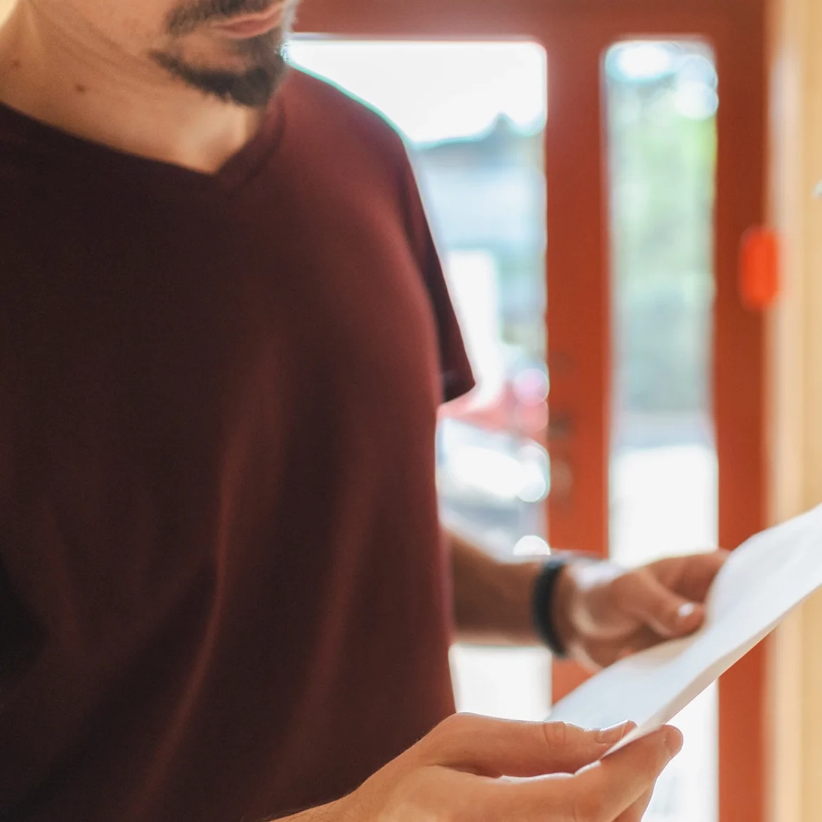 Man leest een brief | bedrogen vrouw