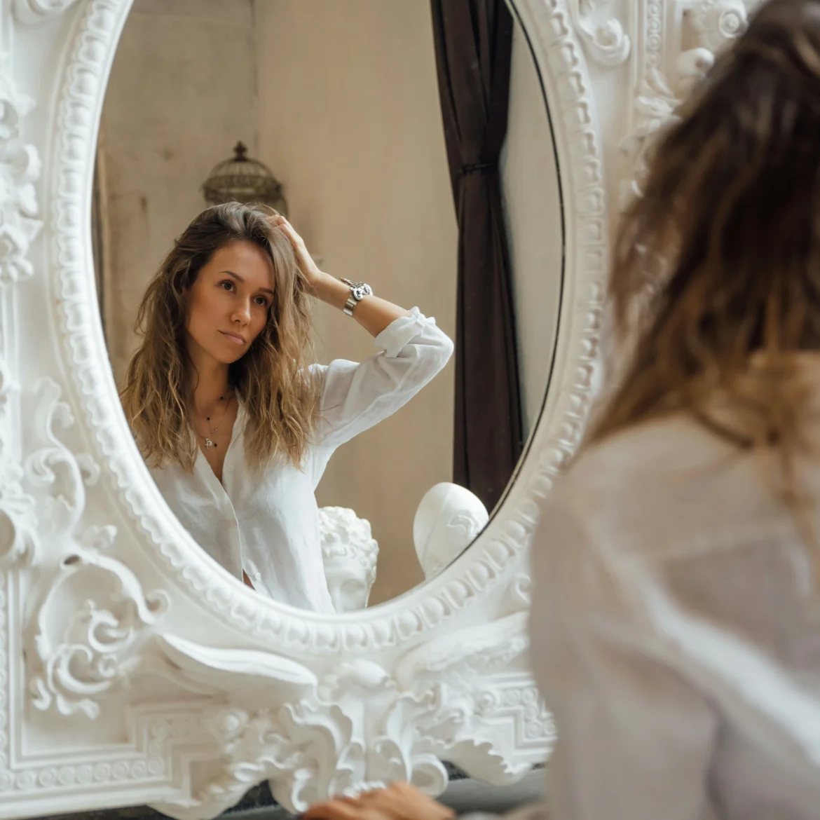 Vrouw spiegel kapsel