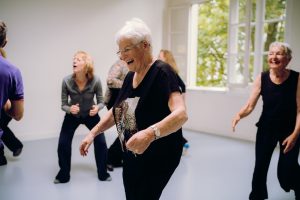 Floortje geeft ouderen dansles: 'Ik kan iets veranderen in hun leven'