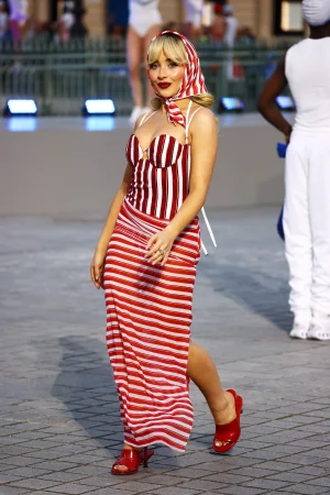 Thumbnail voor FML dacht Sabrina Carpenter toen ze tijdens 'Manchild'-clipshoot op cactus viel